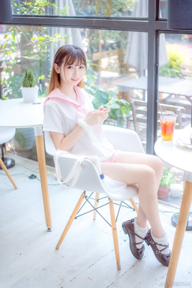邓贤会意，微笑着点点头，算是默认了庞统的意思，至于原本的蜀中四将如今却变成了三将，已经没人在意了。